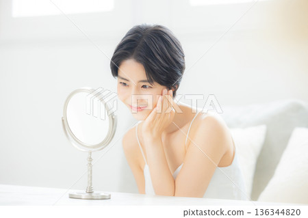 年輕女性的皮膚護理 年輕女性的皮膚護理 136344820