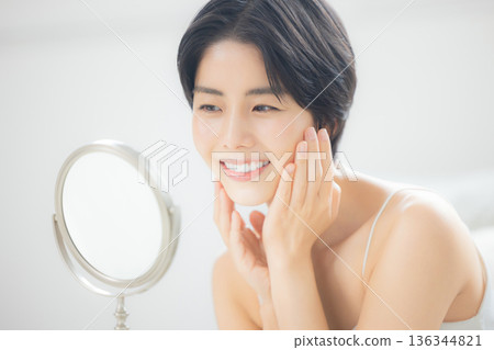 年輕女性的皮膚護理 136344821