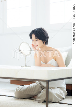 年輕女性的皮膚護理 136344822