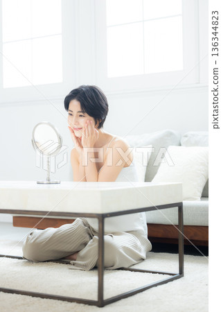年輕女性的皮膚護理 年輕女性的皮膚護理 136344823