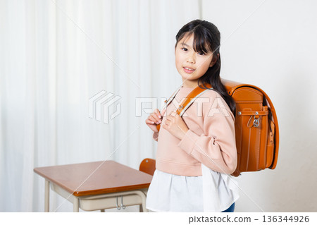 小學生在課堂上 小學生在課堂上 136344926