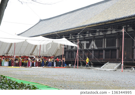 通過Kyoto Sanjusangendango的箭頭 通過Kyoto Sanjusangendango的箭頭 136344995