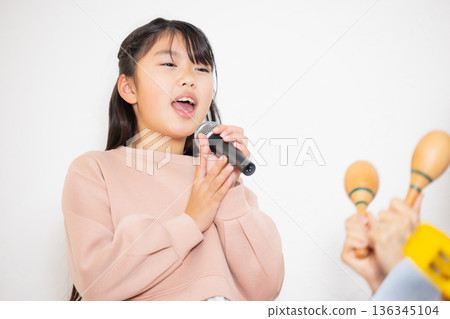 一家人一起唱卡拉OK 136345104