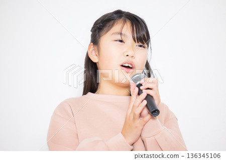 一家人一起唱卡拉OK 136345106