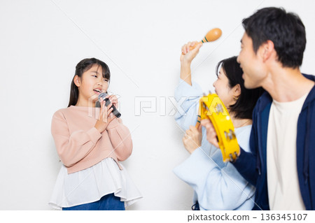 一家人一起唱卡拉OK 136345107