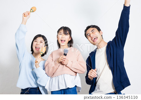 一家人一起唱卡拉OK 一家人一起唱卡拉OK 136345110