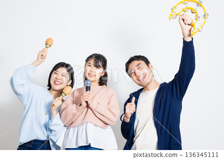 一家人一起唱卡拉OK 一家人一起唱卡拉OK 136345111