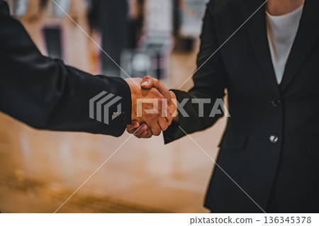 A business handshake agreement ■Filming cooperation: Kansai International Airport (KIX) A business handshake agreement ■Filming cooperation: Kansai International Airport (KIX) 136345378