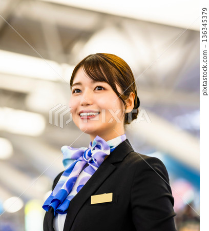 笑容滿面的機場工作人員為旅客服務 ■攝影合作：關西國際機場（KIX） 136345379