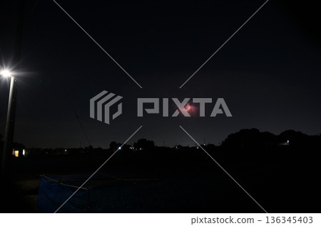 閃電劃破夜空,雷雲密布。 閃電劃破夜空,雷雲密布。 136345403