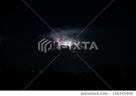 閃電劃破夜空,雷雲密布。 閃電劃破夜空,雷雲密布。 136345409