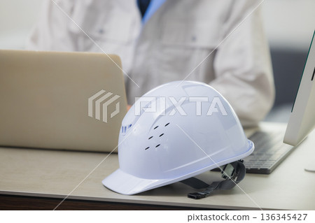 工程師在辦公室看著智慧型手機 136345427