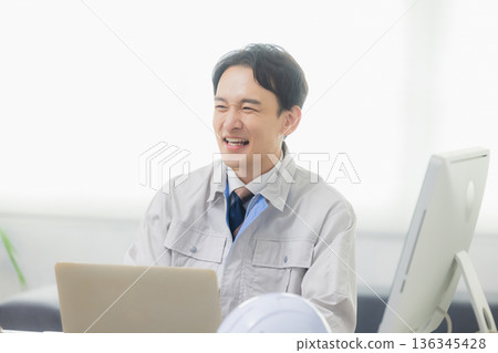 工程師在辦公室看著智慧型手機 136345428