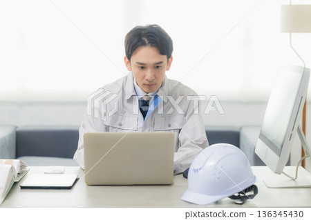 工程師在辦公室看著智慧型手機 136345430