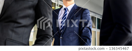 西裝筆挺的商務人士 ■攝影合作:關西國際機場(KIX) 西裝筆挺的商務人士 ■攝影合作:關西國際機場(KIX) 136345467