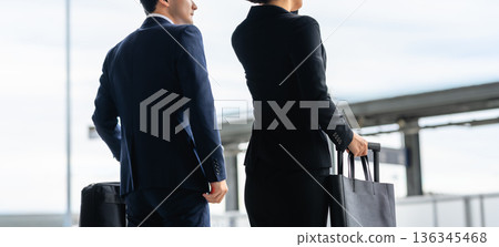 Business couple on the move ■Photography cooperation: Kansai International Airport (KIX) Business couple on the move ■Photography cooperation: Kansai International Airport (KIX) 136345468