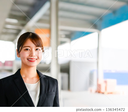Smiling woman in a warehouse ■Photography cooperation: Kansai International Airport (KIX) Smiling woman in a warehouse ■Photography cooperation: Kansai International Airport (KIX) 136345472
