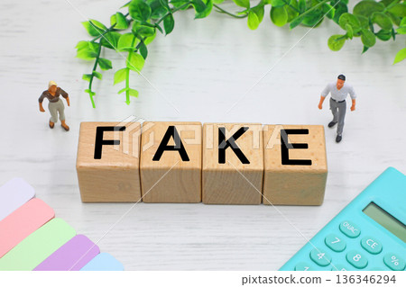 一塊寫著「FAKE」字樣的磚塊 一塊寫著「FAKE」字樣的磚塊 136346294