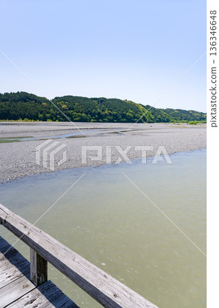 從靜岡縣島田市蓬萊橋眺望大井川 136346648