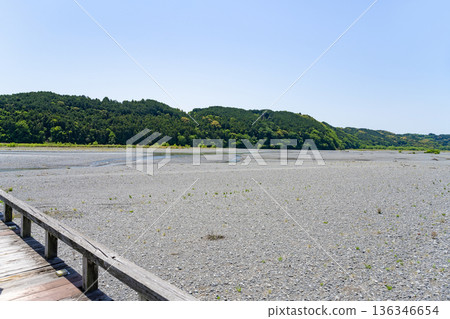 從靜岡縣島田市蓬萊橋眺望大井川 從靜岡縣島田市蓬萊橋眺望大井川 136346654