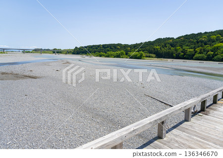 從靜岡縣島田市蓬萊橋眺望大井川 從靜岡縣島田市蓬萊橋眺望大井川 136346670