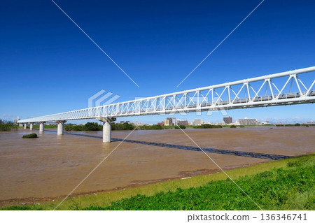 颱風過後隔天早晨，江戶川和天然氣管道橋的景象。 136346741