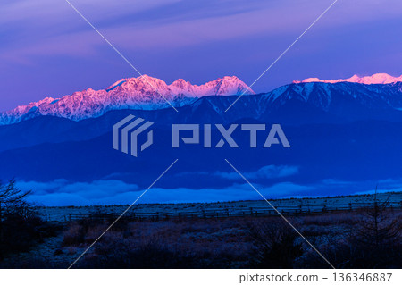 【長野縣鹽尻市高波地高原】從高原眺望穗高山脈 【長野縣鹽尻市高波地高原】從高原眺望穗高山脈 136346887