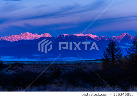 【長野縣鹽尻市高波地高原】從高原眺望穗高山脈 136346893