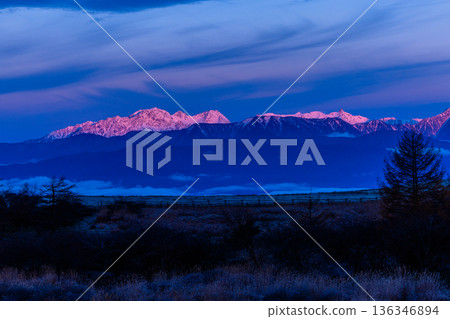 【長野縣鹽尻市高波地高原】從高原眺望穗高山脈 【長野縣鹽尻市高波地高原】從高原眺望穗高山脈 136346894