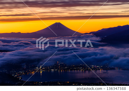 [Nagano Prefecture, Shiojiri City, Takapotchi Plateau] Sea of clouds in the Suwa Basin and Mount Fuji 136347388