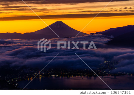 【長野縣鹽尻市高波地高原】諏訪盆地雲海與富士山 136347391
