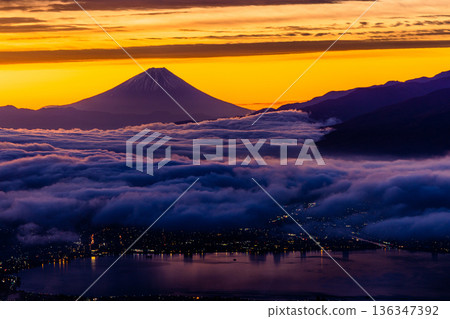 【長野縣鹽尻市高波地高原】諏訪盆地雲海與富士山 136347392