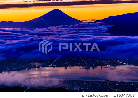 [Nagano Prefecture, Shiojiri City, Takapotchi Plateau] Sea of clouds in the Suwa Basin and Mount Fuji 136347398