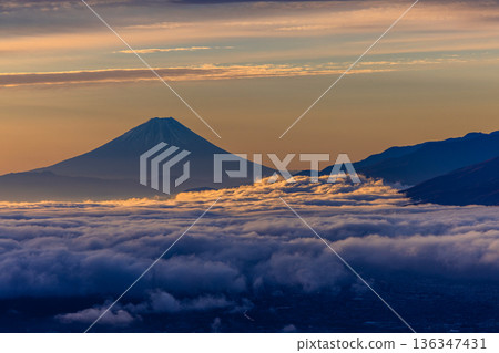 [Nagano Prefecture, Shiojiri City, Takapotchi Plateau] Sea of clouds in the Suwa Basin and Mount Fuji 136347431