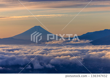 [Nagano Prefecture, Shiojiri City, Takapotchi Plateau] Sea of clouds in the Suwa Basin and Mount Fuji 136347432