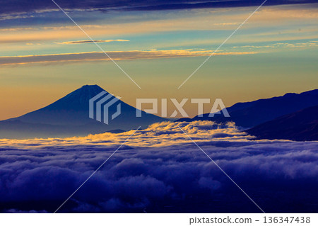 【長野縣鹽尻市高波地高原】諏訪盆地雲海與富士山 136347438