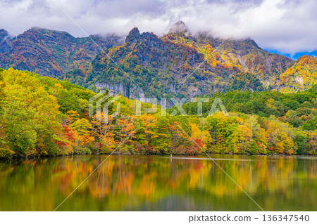 (Nagano Prefecture) Autumn reflected on the lake surface, Togakushi Plateau, Kagami Pond (Nagano Prefecture) Autumn reflected on the lake surface, Togakushi Plateau, Kagami Pond 136347540