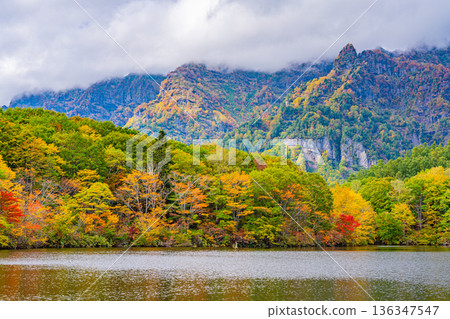 (Nagano Prefecture) Autumn reflected on the lake surface, Togakushi Plateau, Kagami Pond (Nagano Prefecture) Autumn reflected on the lake surface, Togakushi Plateau, Kagami Pond 136347547