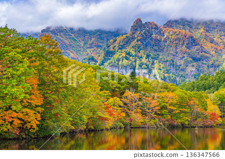 (Nagano Prefecture) Autumn reflected on the lake surface, Togakushi Plateau, Kagami Pond (Nagano Prefecture) Autumn reflected on the lake surface, Togakushi Plateau, Kagami Pond 136347566