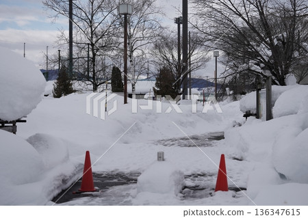 白雪皚皚的人行道 136347615