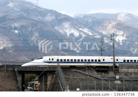 一列700系新幹線列車(JR西日本型號)行駛在雪地裡 一列700系新幹線列車(JR西日本型號)行駛在雪地裡 136347736