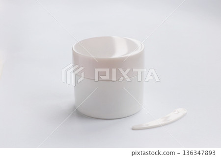 白色乳霜瓶和刮刀,白色背景,衛生保養品材料 白色乳霜瓶和刮刀,白色背景,衛生保養品材料 136347893
