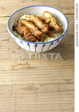 蛋黃醬和炸雞飯 136348019