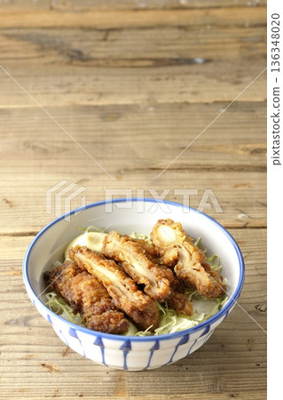 蛋黃醬和炸雞飯 136348020