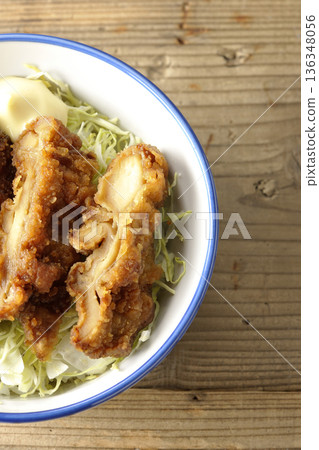 蛋黃醬和炸雞飯 蛋黃醬和炸雞飯 136348056