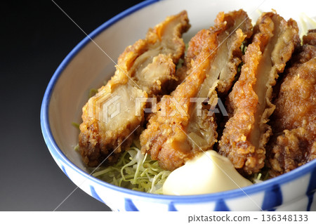 蛋黃醬炸雞飯碗,以黑色背景拍攝 蛋黃醬炸雞飯碗,以黑色背景拍攝 136348133