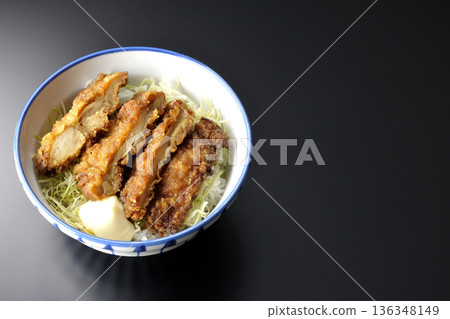 蛋黃醬炸雞飯碗，以黑色背景拍攝 136348149