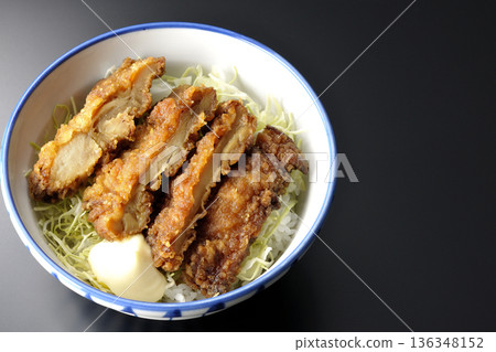 蛋黃醬炸雞飯碗,以黑色背景拍攝 蛋黃醬炸雞飯碗,以黑色背景拍攝 136348152