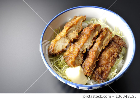 蛋黃醬炸雞飯碗，以黑色背景拍攝 136348153