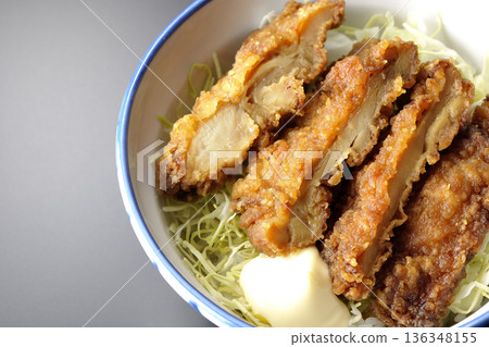 蛋黃醬炸雞飯碗，以黑色背景拍攝 136348155
